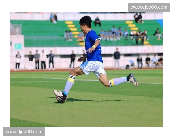 哈尔滨高中足球联赛激情开赛 学子挥洒汗水展现青春风采